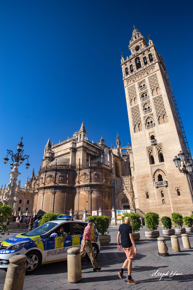 Police-patrol-car-Seville-Cathedral-Spain