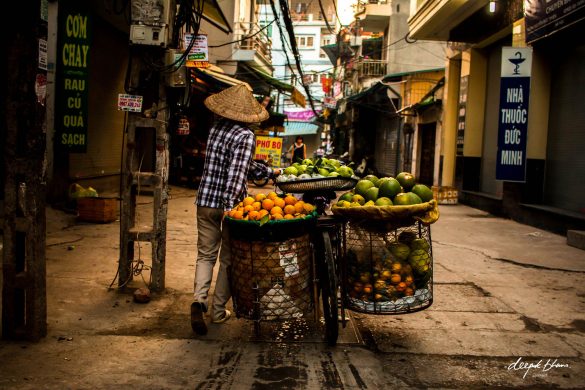 Hanoi-hawker-pushing-fresh-produce