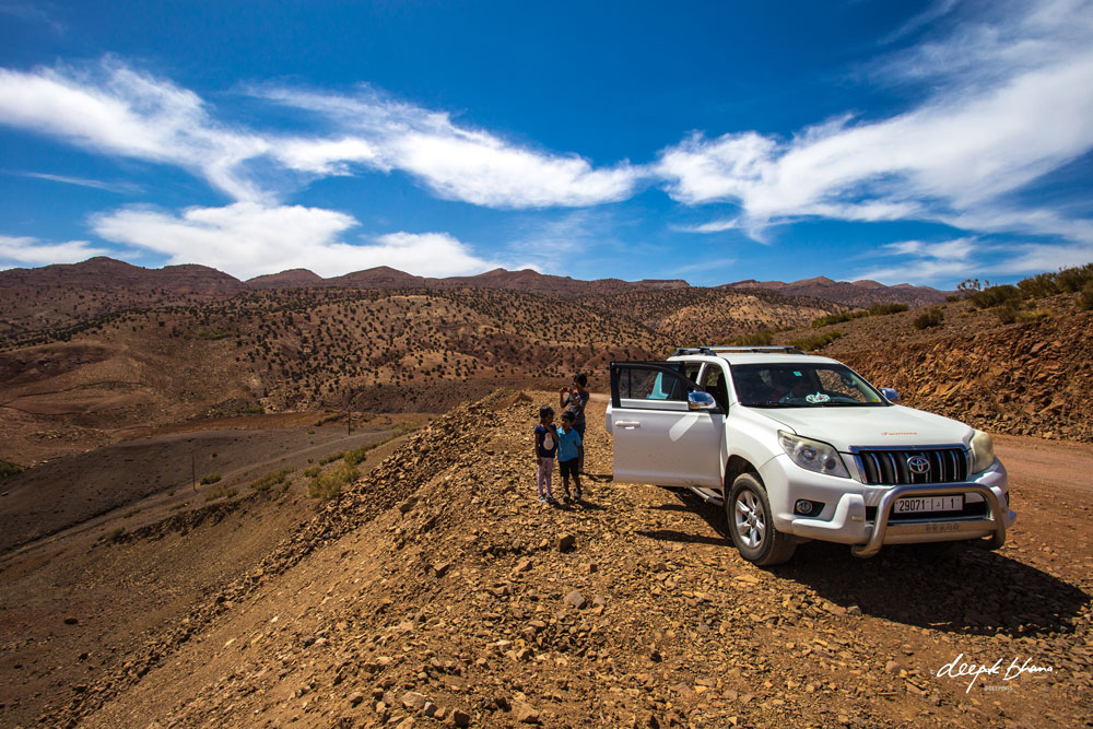 todayfarer-family-Morocco-tour-4x4-side-of-road