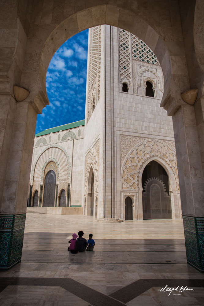 Todayfarer-family-Morocco-Casablanca-Hassan-II-Mosque-sitting-silhouette-arch